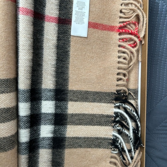 Burberry Gold Gift Box - Picture 2 of 5